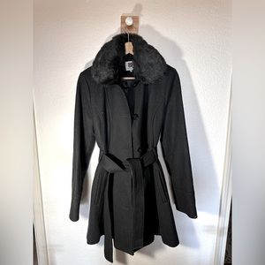 Like new, blk women’s medium coat- fur in excellent condition